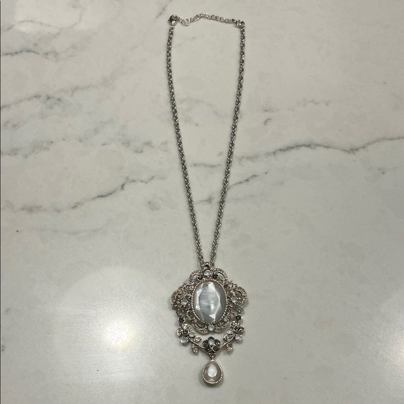 Avon Jewelry - AVON vintage Avon pendant necklace